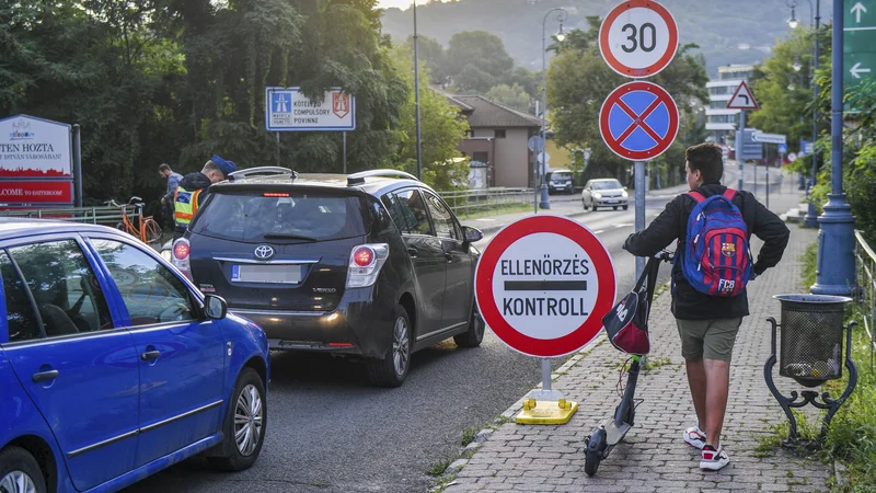 Fotografija: Madžarska je tarča kritik Bruslja, ker da je na mejah vpeljala diskriminatorni režim. FOTO: AFP