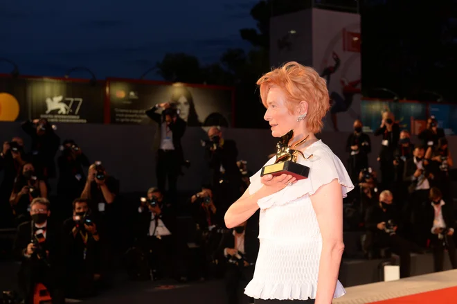 »Viva Venecia!« je zaklicala Tilda Swinton, ko je prejela zlatega leva za življenjsko delo. Foto Giorgio Zucchiatti