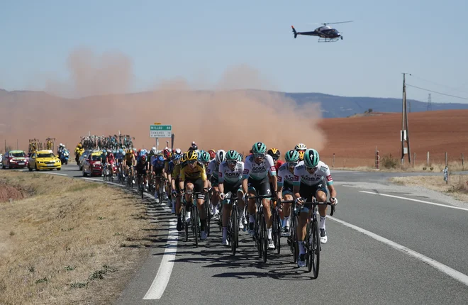 Saganovi vseskozi na čelu pelotona. FOTO: Stephane Mahe/ Reuters