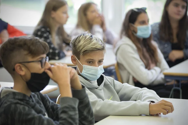 Vlada podpira obvezno nošenje mask v prvi triadi tudi prihodnji teden. Kako bo s tem ukrepom naprej, ni mogoče napovedati. FOTO: Jure Eržen/Delo