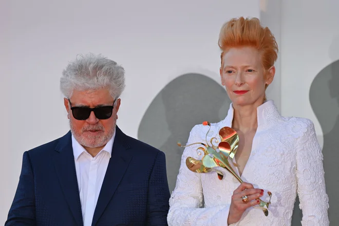 Monodrama <em>The Human Voice</em> (Človeški glas) po Almodóvarjevo je nastala julija v Madridu med pandemijo in v njej je beneška lavreatka Tilda Swinton lahko pokazala vse svoje barve.