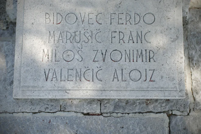 Ferda Bidovca, Franja Marušiča, Alojza Valenčiča in Zvonimirja Miloša, ki so se uprli italijanski raznarodovalni politiki, je italijanska oblast razkrila po bombnem napadu na uredništvo tržaškega fašističnega časopisa.  FOTO: Jure Eržen/Delo