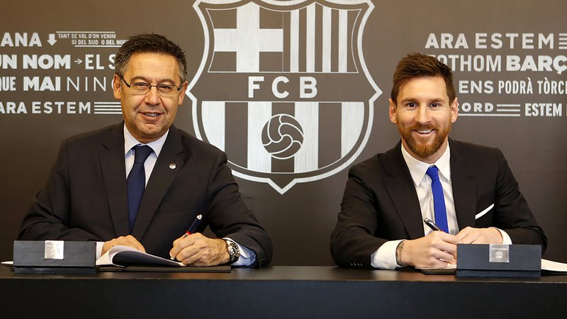 Fotografija: Lionel Messi in Josep Maria Bartomeu (levo med podaljšanjem pogodbe novembra 2017) sta vendarle dosegla dogovor o nadaljevanju sodelovanja. FOTO: Handout/AFP