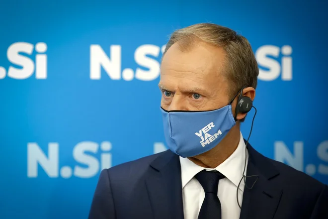 Predsednik Evropske ljudske stranke (EPP) Donald Tusk, je gostiteljem med drugim polaskal z besedami, da so kot stranka »ne le upanje za številne Slovence, ampak tudi za celotno evropsko krščansko demokracijo«. FOTO: Matej Družnik/Delo