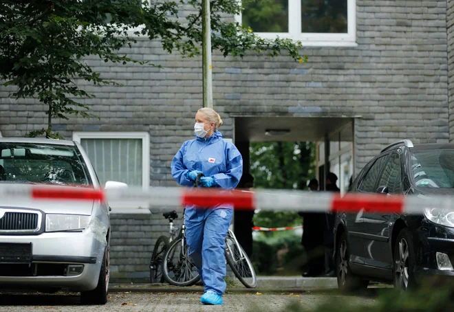 Štirideset kriminalistov in forenzikov je včeraj do pozne noči preiskovalo kraj petkratnega umora otrok. FOTO: Leon Kuegeler/ Afp