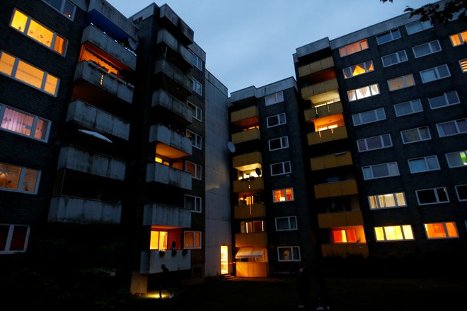 Stanovanjski blok, v katerem se je zgodil grozljiv petkratni umor otrok. FOTO: Thilo Schmuelgen/ Reuters