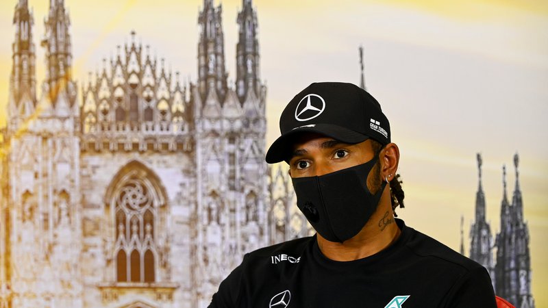 Fotografija: Lewis Hamilton na tiskovni konferenci. Foto Reuters