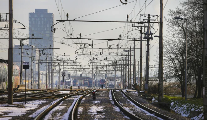 Za nami so desetletja vlaganja v ceste, zaradi česar imajo naše železnice skoraj muzejsko vrednost, emisije iz prometa pa se dvigujejo. FOTO: Jože Suhadolnik/Delo