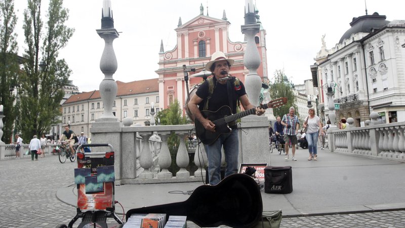 Fotografija: Na Stritarjevi in na Mestnem trgu nastopi uličnih umetnikov ne bodo več dovoljeni. FOTO: Mavric Pivk/Delo
