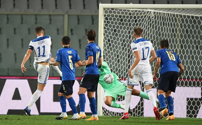 Edin Džeko je v Firencah zatresel italijansko mrežo v 57. minuti. FOTO: Alberto Lingria/Reuters
