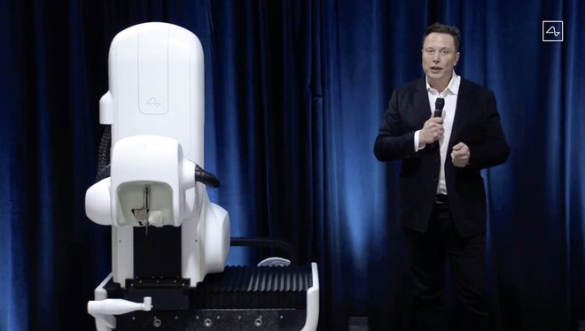 Elon Musk na predstavitvi medicinske robotske naprave za namestitev naprave neuralink v lobanjo Foto AFP