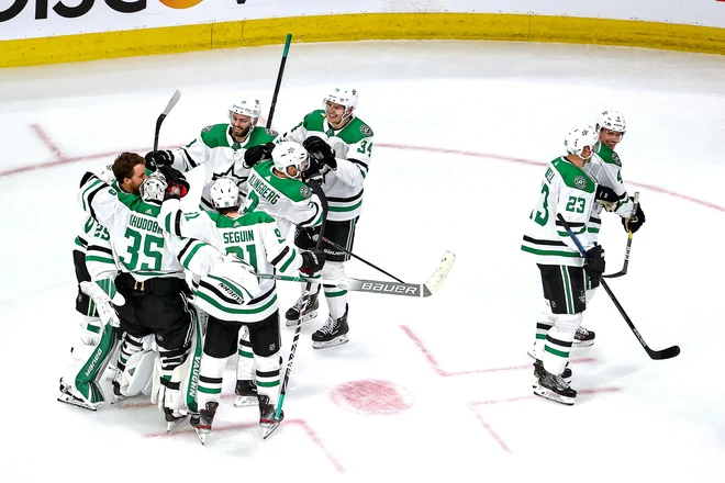 Če se v mehurčku v Orlandu ni izšlo košarkarjem Dallasa, se je hokejistom v Edmontonu. Dallas se je uvrstil v finale zahodne konference. FOTO: Bruce Bennett/Afp