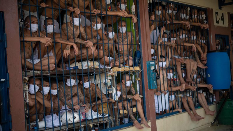 Fotografija: Člani tolp v prenatrpanih celicah zapora Quezaltepeque v kraju Quezaltepeque v Salvadorju. Oblasti Generalnega direktorata za kazniva dejanja (DGCP) so obiskale tri najbolj varovane salvadorske zapore, da se preveri položaj zapornikov in opravijo preiskave med novo pandemijo koronavirusa. FOTO: Yuri Cortez/Afp