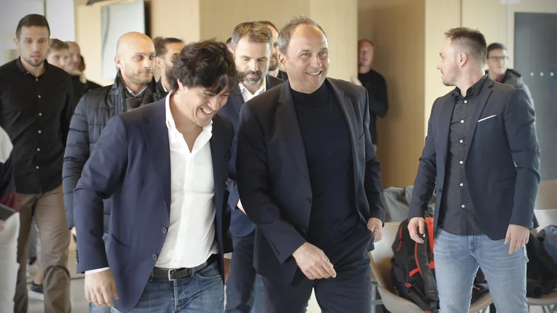 Fotografija: Mauro Camoranesi najbrž ne bo osvojil toliko klubskih lovorik na trenerskem stolčku kot jih je Darko Milanič (desno), lahko pa vzgoji in usposobi boljše slovenske reprezentante. FOTO: Jure Eržen/Delo