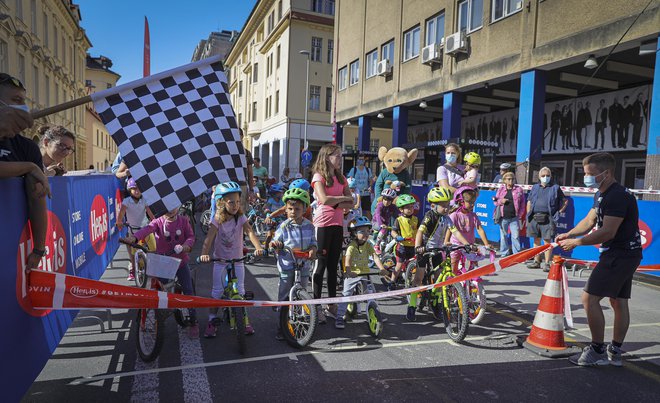 Najmlajši so danes kolesarili po središču Ljubljane. FOTO: Jože Suhadolnik/Delo