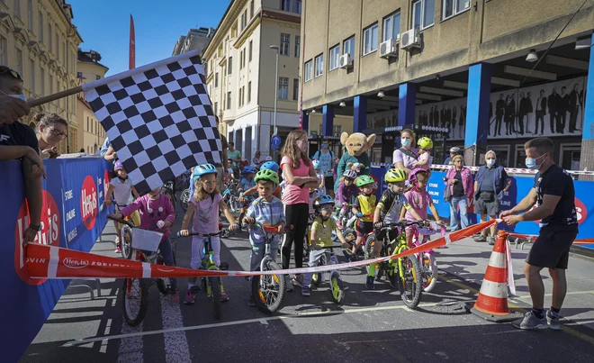 Najmlajši so danes kolesarili po središču Ljubljane. FOTO: Jože Suhadolnik/Delo