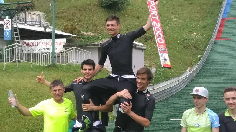 Z Andražem Pograjcem (na fotografiji na ramah Roka Justina in Ernesta Prišliča) je športno pot, nad katero je dolgo bedel oče in trener Zvone Pograjc (levo), sklenil še en dolgoletni član slovenskih skakalnih reprezentanc. FOTO: Miha Šimnovec