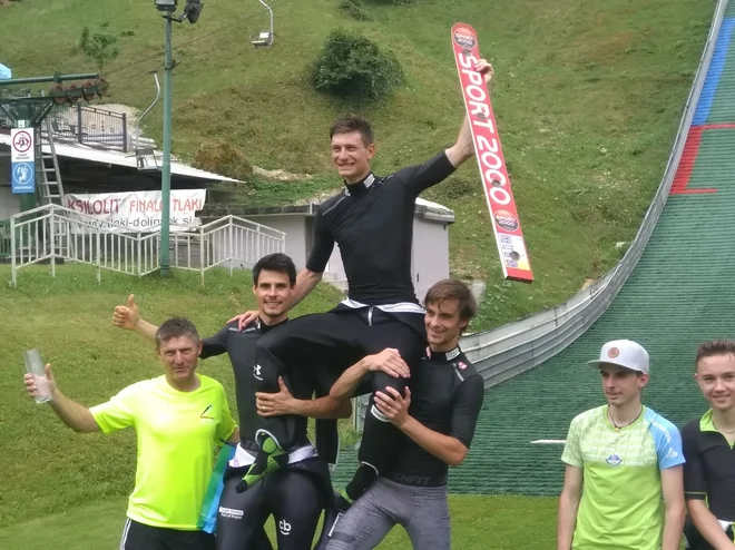 Z Andražem Pograjcem (na fotografiji na ramah Roka Justina in Ernesta Prišliča) je športno pot, nad katero je dolgo bedel oče in trener Zvone Pograjc (levo), sklenil še en dolgoletni član slovenskih skakalnih reprezentanc. FOTO: Miha Šimnovec