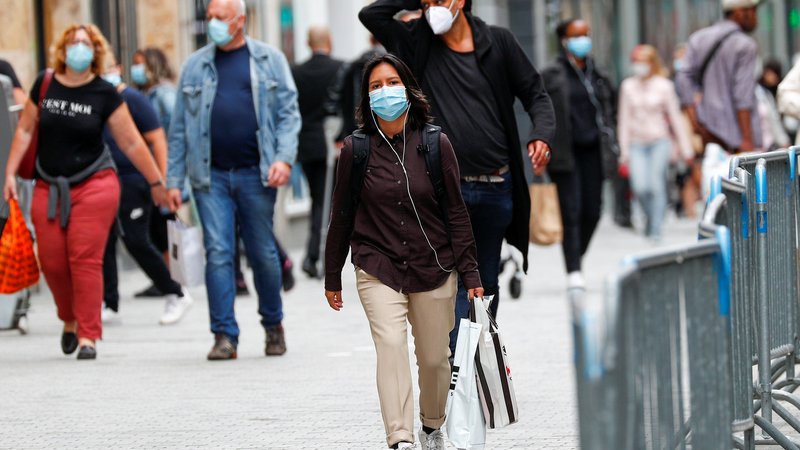 Fotografija: V Belgiji so maske obvezne na javnih krajih, tudi na praznih ulicah in v parkih. FOTO: Francois Lenoir/Reuters