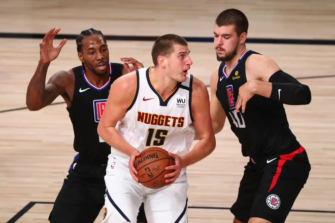 Nikola Jokić (z žogo) je bil med najzaslužnejšimi za Denverjevo zmago. FOTO: Kim Klement/Usa Today Sports