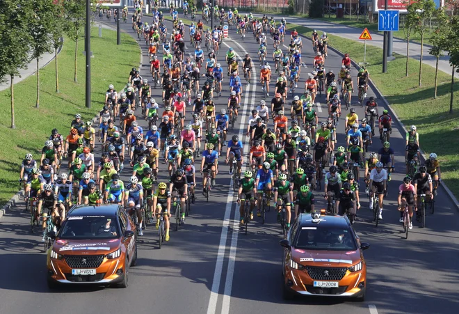 Štart glavne preizkušnje maratona Franje se je začel ob 9. uri v ljubljanskem BTC, kjer bo 156 kilometrov kasneje tudi zaključek glavne dirke. FOTO: Jože Suhadolnik/Delo