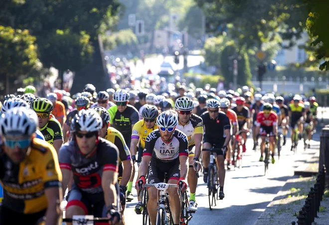 Udeleženci maratona v središču Ljubljane. FOTO: Matej Družnik/Delo