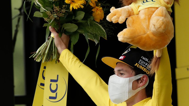 Fotografija: Primož Roglič je v rumeni majici! FOTO: Benoit Tessier/AFP