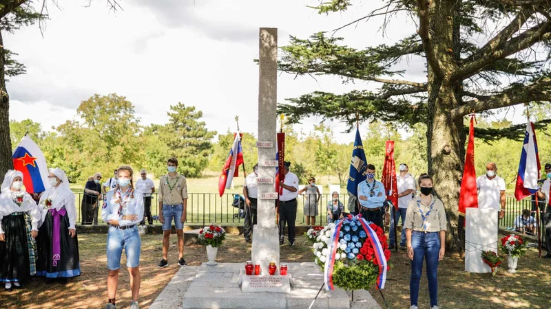 Fotografija: Na častni straži pred spomenikom so bili skavti in taborniki.
Foto Stanko Gruden/STA
