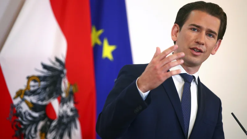 Fotografija: Obisk avstrijskega kanclerja Sebastiana Kurza v Ljubljani utegne še okrepiti sodelovanje med državama v boju proti pandemiji in pri reševanju vprašanja o migrantih. FOTO: Reuters/Lisi Niesner