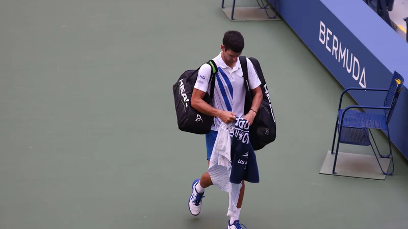 Novak Đoković je moral zapustiti igrišče. FOTO:&nbsp;Al Bello/AFP