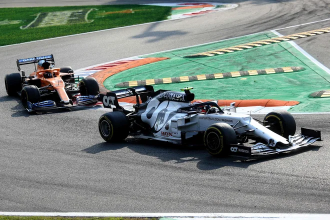 Novi francoski zmagovalec Pierre Gasly je do cilja odbil vse napade Španca Carlosa Sainza mlajšega. FOTO: Matteo Bazzi/AFP