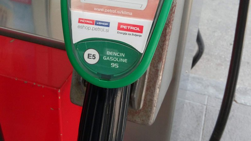 Fotografija: Oznake bodo postavljene na vseh točilnih agregatih javnih polnilnih mest in na vseh točilnih pipah in se jasno razlikujejo glede na skupine goriv. FOTO: Petrol