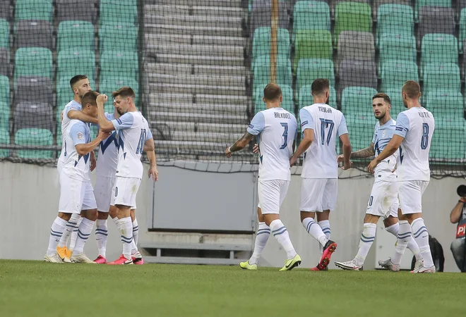 Slovenci v dveh tekmah Uefine lige narodov niso prejeli gola, s sinočnjim golom Damjana Boharja (na fotografiji veselje reprezentantov po tem dosežku) pa so skupaj osvojili štiri točke. FOTO: Jože Suhadolnik