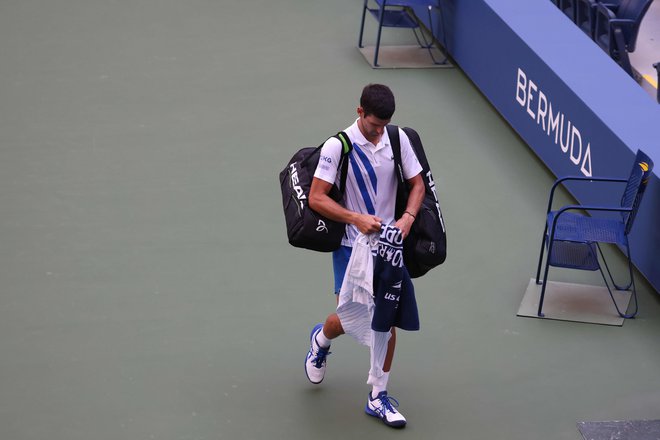 Đoković je moral po odločitvi uradne osebe zapustiti turnir v New Yorku. FOTO: Al Bello/AFP