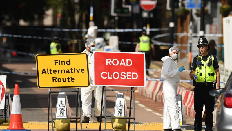 Fotografija: Policisti zbirajo dokaze po nedeljskem napadu v Birminghamu. FOTO: Oli Scarff/AFP