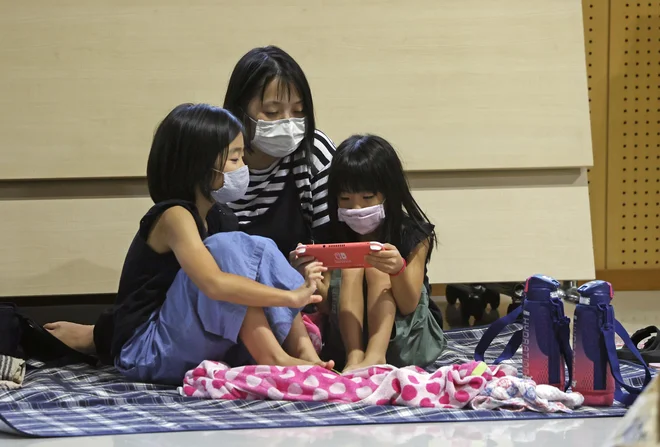 Na Japonskem se je zaradi tajfuna Haishen 1,8 milijona ljudi zateklo v zaklonišča in zbirne centre. FOTO: Kyodo Kyodo/Reuters