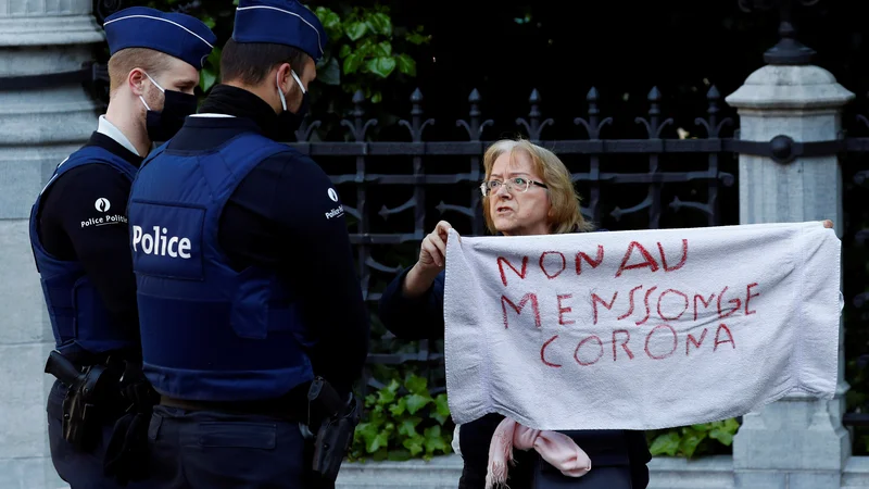 Fotografija: Vsake toliko se od nekod razleže vpitje, ker kdo ni hotel nositi maske, pa se je vnel kreg in so poklicali policijo in so se poskusili zmeniti, kdo ima bolj prav, kdo si izmišljuje. FOTO: Francois Lenoir/Reuters