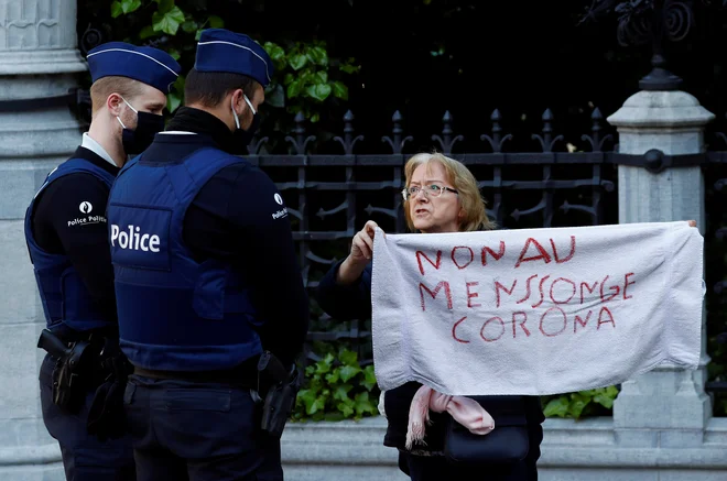 Vsake toliko se od nekod razleže vpitje, ker kdo ni hotel nositi maske, pa se je vnel kreg in so poklicali policijo in so se poskusili zmeniti, kdo ima bolj prav, kdo si izmišljuje. FOTO: Francois Lenoir/Reuters