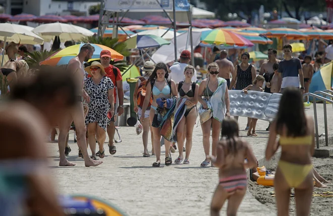 Gnečo v Portorožu smo zamenjali za gnečo v Izoli. FOTO: Blaž Samec/Delo