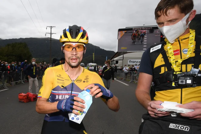 Primož Roglič je včeraj treniral in opravil dolžnosti, ki pritičejo nosilcu rumene majice. FOTO: Stephane Mantey/AFP