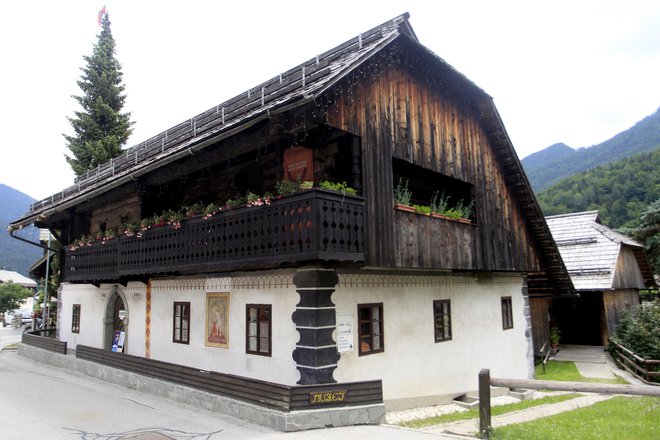 Liznjekova hiša na Borovški cesti 63 v Kranjski Gori je bila v 70. letih pred propadom, a so jo odkupili od družine in jo po temeljiti obnovi namenili za muzej.<br />
FOTO: Roman Šipić