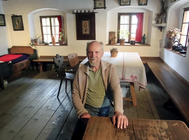 Vodnik in oskrbnik Liznjekove hiše Silvester Mirtič: &raquo;To je bil trden dom, bogat kmečki dom, ki je bil čisto zadosten za okvire precej velike družine &ndash; za generacijo starih gospodarjev ter za prevzemnika z ženo in številnimi otroki.&laquo; FOTO: Roman Šipić