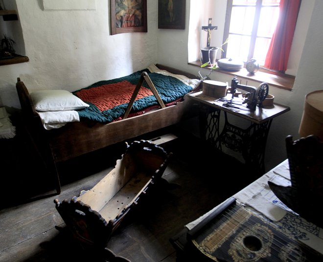 Gospodar in gospodarica sta spala v hišni kamri ob hiši, ki bi ji danes rekli dnevna soba. FOTO: Roman Šipić