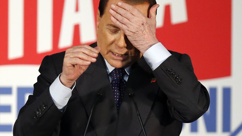 Fotografija: Berlusconi je bil pozitiven na testiranju za koronavirus kmalu za tem, ko se je vrnil z dopusta na Sardiniji. FOTO: Alessandro Garofalo/Reuters