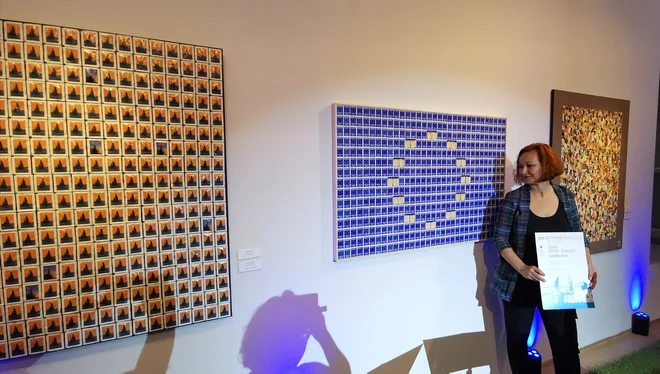 Renata Pentek Šimoković ob nagrajenem delu Insieme, united, united, Europe. Levo nagrajeno delo mlade Lare Papov iz Kranja, ki si je prislužila samostojno razstavo v galeriji Hermana Pečariča Piran. FOTO: Boris Šuligoj