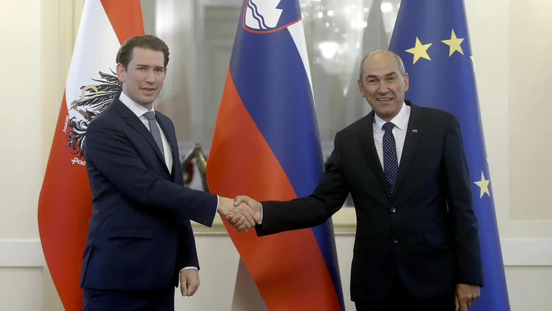 Fotografija: Sebastian Kurz je na novinarski konferenci med drugim povedal, da se v Avstriji v nasprotju s Slovenijo ne rokujejo več. FOTO: Blaž Samec/Delo