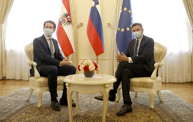 V predsedniški palači je Borut Pahor sprejel Sebastiana Kurza, govorila pa sta predvsem o pripravah na stoto obletnico koroškega plebiscita. FOTO: Blaž Samec/Delo