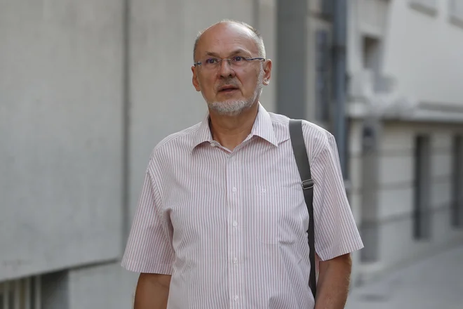 Jelko Kacin predstavlja zadnje aktualne podatke glede novega koronavirusa. FOTO: Leon Vidic/Delo