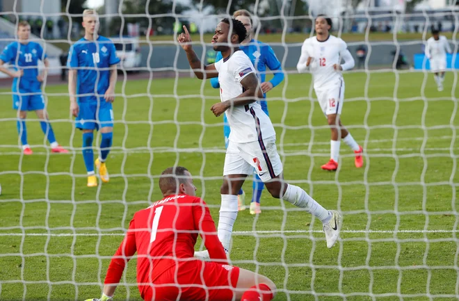 Raheem Sterling je zadel z bele točke na Islandiji. FOTO: John Sibley/Reuters