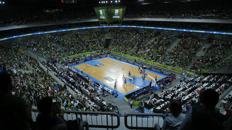 Fotografija: Dvorana Stožice ima 12.480 sedežev, NIJZ ne dovoli, da bi bilo v njej na tekmah 500 ljudi (100 članov ekip in 400 gledalcev). FOTO: Uroš Hočevar